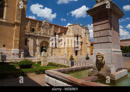 Leon, Spain-July 5, 2017: Die Basilika de San Isidoro de Leon. Seine christlichen Wurzeln lassen sich bis in das frühe 10. Jahrhundert, als ein Kloster für Sa verfolgt werden Stockfoto