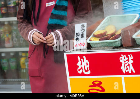 Straße Verkäufer ist Kochen auf im freien Markt. Close-up-Bild. Gekochte Eier, Mais und Kartoffeln ist beliebt fast food in Beppu. Japan Stockfoto