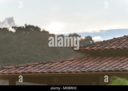 Silhouette auf der Dachterrasse mit schöner Dekoration Formen und Himmel als Hintergrund Stockfoto