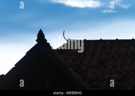 Silhouette auf der Dachterrasse mit schöner Dekoration Formen und Himmel als Hintergrund Stockfoto