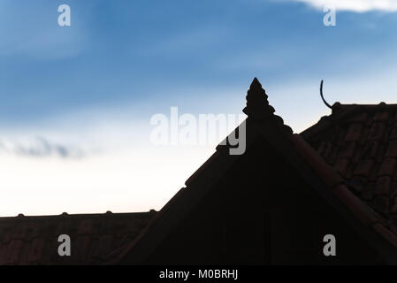 Silhouette auf der Dachterrasse mit schöner Dekoration Formen und Himmel als Hintergrund Stockfoto