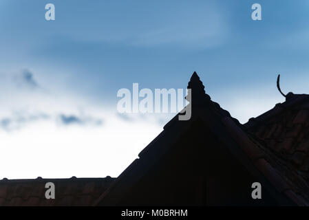 Silhouette auf der Dachterrasse mit schöner Dekoration Formen und Himmel als Hintergrund Stockfoto