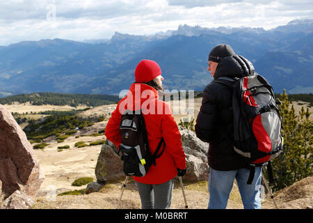 Zwei Touristen auf einer Reise, Nordic Walking Stockfoto