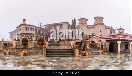 Die Meteora ist eine Felsformation in Zentral Griechenland Hosting eines der größten und bedeutendsten steilen errichtet Komplexe der östlichen orthodoxen Klöstern... Stockfoto