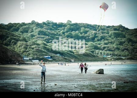 10 Jahre alter Junge flying a Kite durch das Meer bei [Songbook] Bay, Yorkshire, Großbritannien Stockfoto