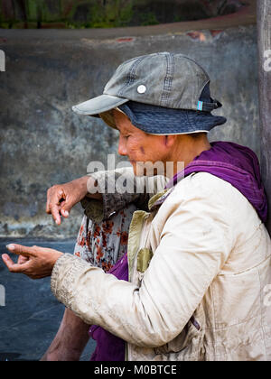 Psychisch kranke Dame Betteln auf den Straßen von Hoi An. Stockfoto