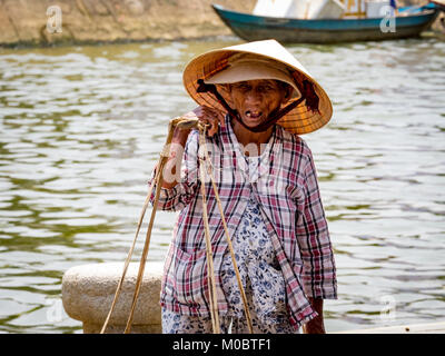 Alte Damen verkaufen Obst in Hoi An. Stockfoto