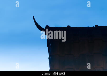 Silhouette auf der Dachterrasse mit schöner Dekoration Formen und Himmel als Hintergrund Stockfoto