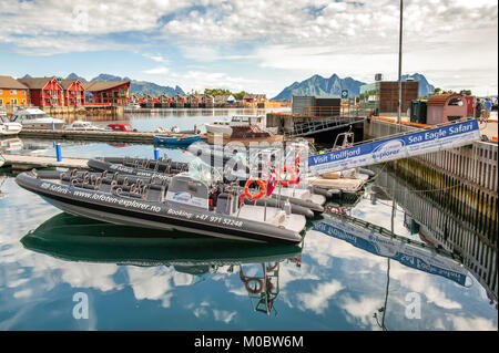 RIB-Booten im Hafen von Svolvær in den arktischen Gewässern der Lofoten. Stockfoto