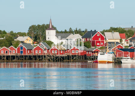 Nordic summer evening am 4. Juli 2011 in Reine. Reine ist ein malerisches Fischerdorf und ein beliebtes Reiseziel auf Lofoten Stockfoto