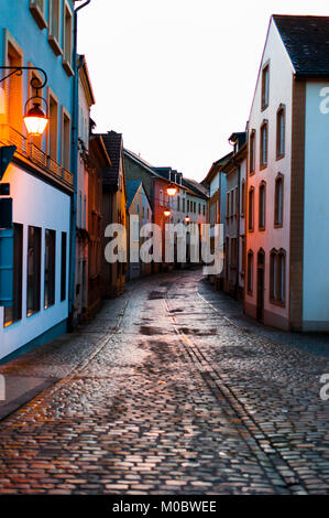 Historische Straßen von Echternach mit Nachtlicht, Luxemburg Stockfoto