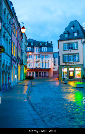 Historische Straßen von Echternach mit Nachtlicht, Luxemburg Stockfoto