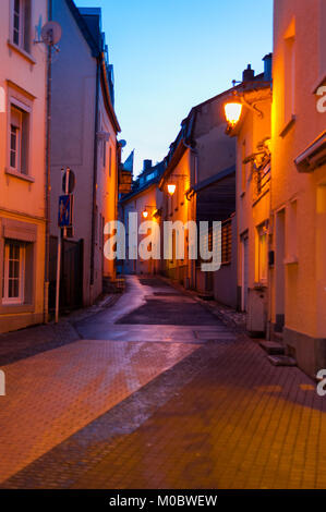 Historische Straßen von Echternach mit Nachtlicht, Luxemburg Stockfoto