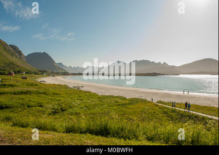 Den berühmten weißen Strand bei Ramberg auf Lofoten in Nordnorwegen. Lofoten ist ein beliebtes Touristenziel. Stockfoto