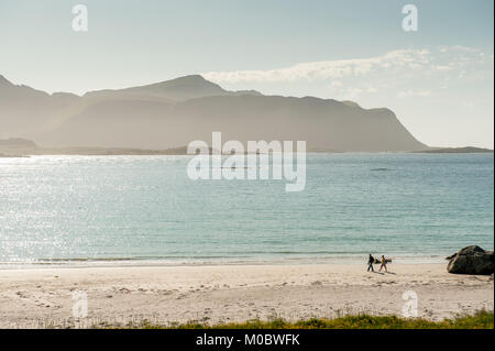 Den berühmten weißen Strand bei Ramberg auf Lofoten in Nordnorwegen. Lofoten ist ein beliebtes Touristenziel. Stockfoto