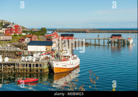 Nordic summer evening am 4. Juli 2011 in Reine. Reine ist ein malerisches Fischerdorf und ein beliebtes Reiseziel auf Lofoten Stockfoto