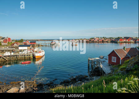 Nordic summer evening am 4. Juli 2011 in Reine. Reine ist ein malerisches Fischerdorf und ein beliebtes Reiseziel auf Lofoten Stockfoto