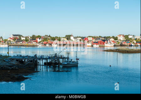 Nordic summer evening am 4. Juli 2011 in Reine. Reine ist ein malerisches Fischerdorf und ein beliebtes Reiseziel auf Lofoten Stockfoto