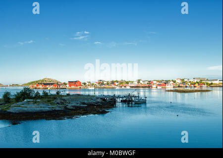 Nordic summer evening am 4. Juli 2011 in Reine. Reine ist ein malerisches Fischerdorf und ein beliebtes Reiseziel auf Lofoten Stockfoto