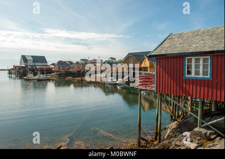 Typische rorbu Cottages in Tind, Lofoten. Diese Cottages sind traditionell saisonal Hütten, die die Fischer auf den Lofoten verwendet. Stockfoto