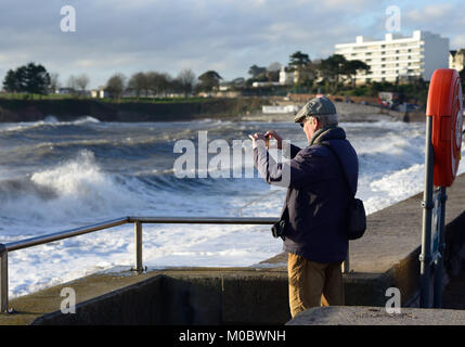 Ein Mann fotografieren rauhe See bei Flut in Torquay. Stockfoto