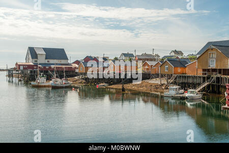 Typische rorbu Cottages in Tind, Lofoten. Diese Cottages sind traditionell saisonal Hütten, die die Fischer auf den Lofoten verwendet. Stockfoto