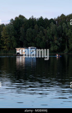 Hausboot und Kanu in die Rummelsburger Siehe, Berlin 2017. Stockfoto