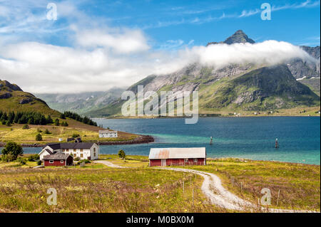 Traditionelle landwirtschaftliche Gebäude in Küste Landschaft auf Lofoten in Nordnorwegen. Lofoten ist ein beliebtes Touristenziel. Stockfoto