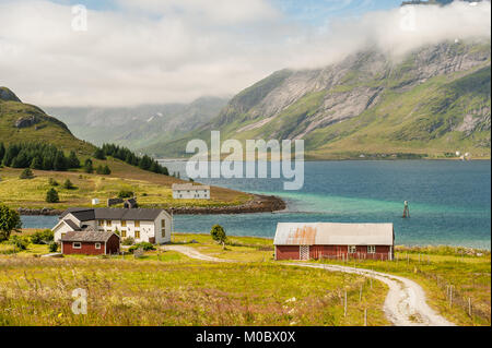 Traditionelle landwirtschaftliche Gebäude in Küste Landschaft auf Lofoten in Nordnorwegen. Lofoten ist ein beliebtes Touristenziel. Stockfoto