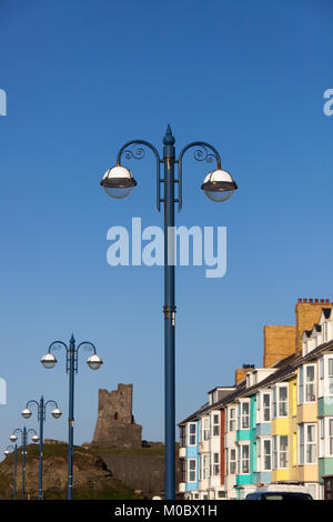 Stadt Aberystwyth, Wales. Malerische Ansicht der Straßenbeleuchtung, auf dem bunten Esplanade im Süden von Aberystwyth Marine Terrasse. Stockfoto