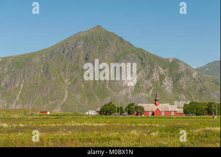 Flakstad Kirche in der Landschaft der Lofoten in Nordnorwegen. Der rote hölzerne Pfarrkirche wurde 1780 erbaut. Stockfoto