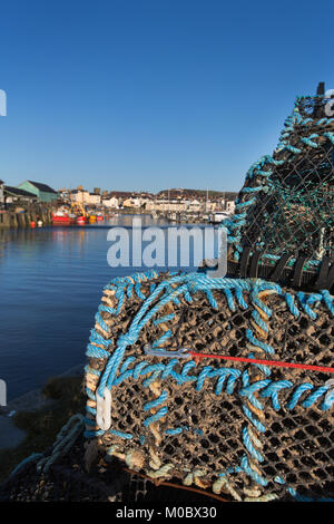 Stadt Aberystwyth, Wales. Malerische Ansicht von Hummer Töpfe am Kai von Aberystwyth Hafen, mit dem Hafen, im Hintergrund. Stockfoto