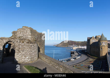 Stadt Aberystwyth, Wales. Von Aberystwyth Promenade an der Marine Terrace, mit der alten Hochschule Gebäude und Royal Pier im Hintergrund. Stockfoto