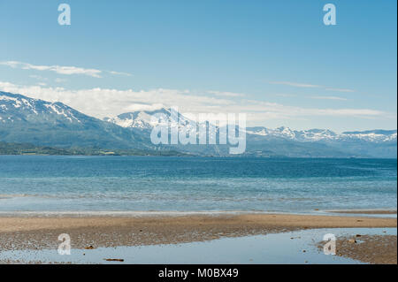 Blick von bjerkvik im Sommer in Richtung Ofotfjord und Narvik. Dieser Fjord war die Szene für mehrere Seeschlachten während des Zweiten Weltkrieges. Stockfoto