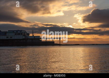 Stadt Aberystwyth, Wales. Malerische Aussicht auf den Sonnenuntergang von Aberystwyth Royal Pier. Stockfoto