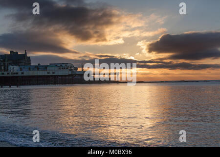 Stadt Aberystwyth, Wales. Malerische Aussicht auf den Sonnenuntergang von Aberystwyth Royal Pier. Stockfoto