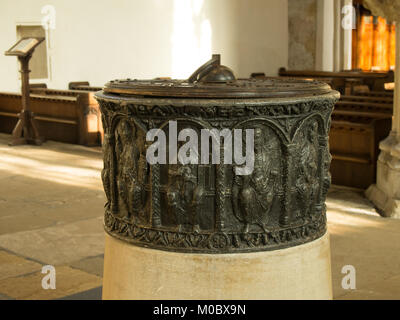 Dorchester Abbey, Dorchester auf Themse, Oxfordshire. Führen Norman font Stockfoto