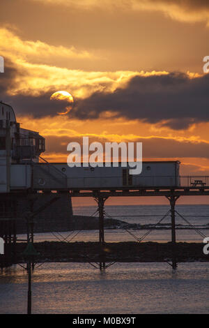 Stadt Aberystwyth, Wales. Malerische Aussicht auf den Sonnenuntergang von Aberystwyth Royal Pier. Stockfoto