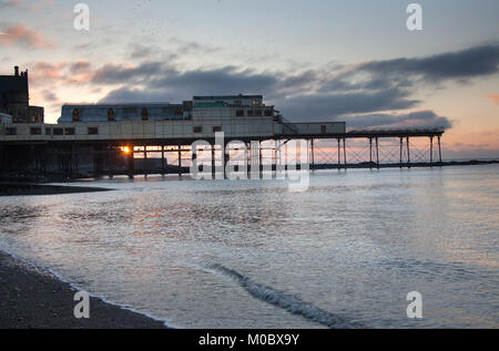 Stadt Aberystwyth, Wales. Malerische Aussicht auf den Sonnenuntergang von Aberystwyth Royal Pier. Stockfoto