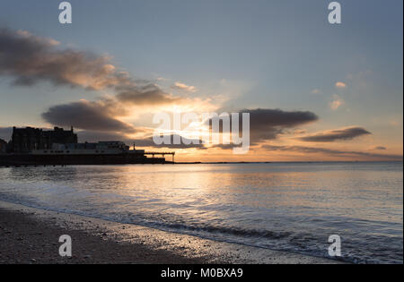 Stadt Aberystwyth, Wales. Malerische Aussicht auf den Sonnenuntergang von Aberystwyth Royal Pier. Stockfoto