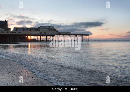 Stadt Aberystwyth, Wales. Malerische Aussicht auf den Sonnenuntergang von Aberystwyth Royal Pier. Stockfoto