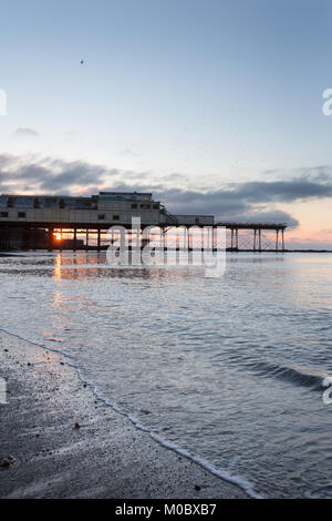 Stadt Aberystwyth, Wales. Malerische Aussicht auf den Sonnenuntergang von Aberystwyth Royal Pier. Stockfoto