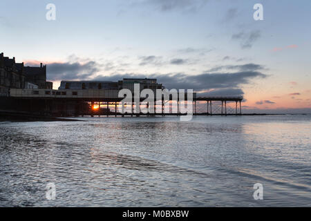 Stadt Aberystwyth, Wales. Malerische Aussicht auf den Sonnenuntergang von Aberystwyth Royal Pier. Stockfoto