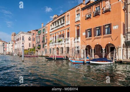 Gebäude Architektur und Wasser Verkehr entlang des Canale Grande im Veneto, Venedig, Italien, Europa, Stockfoto