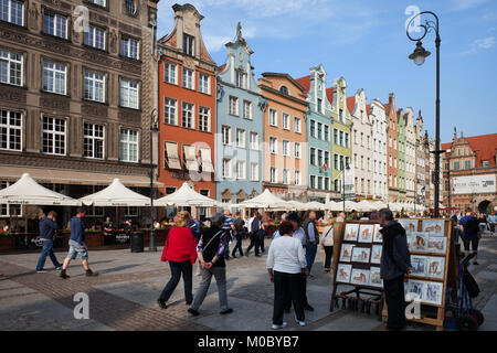 Lebhaften Long Market Street (Dlugi Targ) in der Altstadt von Danzig, Polen, Europa. Historische Giebelhäuser, die Fußgängerzone zurückgehen, 13 cen Stockfoto