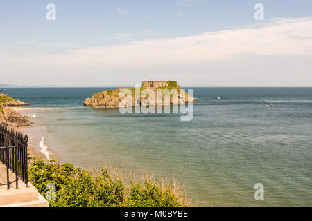 St Catherine's Island und Fort, von einer Klippe in Tenby, Pembrokeshire, South Wales gesehen Stockfoto