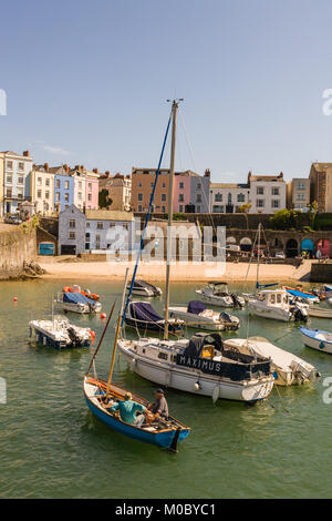 Multi-Colored Häuser mit Blick auf den Hafen von Tenby, Tenby, Pembrokeshire, South Wales Stockfoto