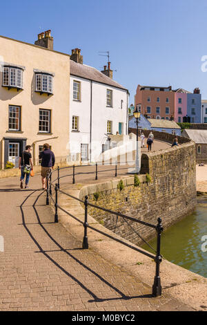 Multi-Colored Häuser mit Blick auf den Hafen von Tenby, Tenby, Pembrokeshire, South Wales Stockfoto