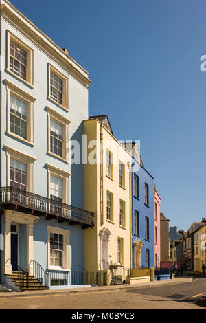 Multi-Colored Häuser mit Blick auf den Hafen von Tenby, Tenby, Pembrokeshire, South Wales Stockfoto