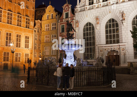 Der Artushof (Dwór Artusa) und Neptunbrunnen in der Altstadt in der Nacht in Danzig, Polen, Europa Stockfoto